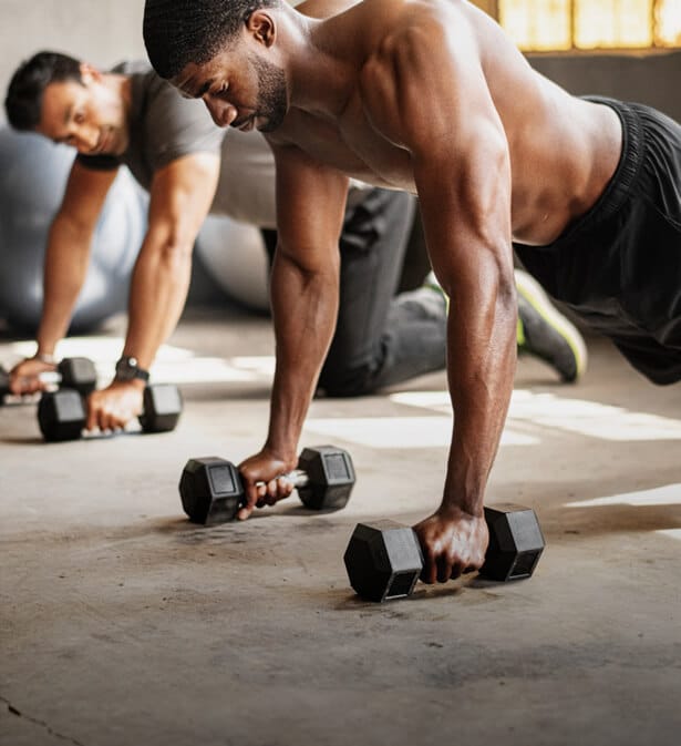 fitness-1-oe-2 Photo de MatBCoaching en train d'entraîner une jeune femme en gainage sur un tapis chez elle.